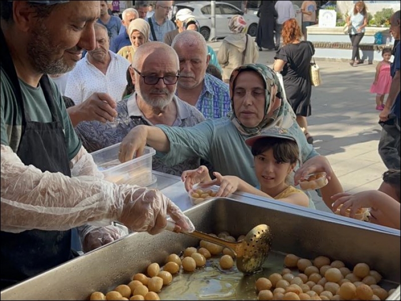 Cenazede Hayır Lokması Dağıtma